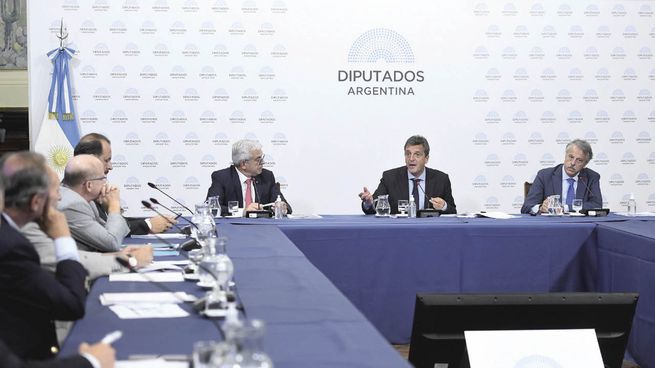 gesto. El presidente de Diputados, Sergio Massa, recibió en la Cámara baja al ministro de Agricultura, Julián Domínguez, y a sectores del campo para empujar un proyecto de industrialización