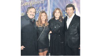 Gustavo Posse y Ricardo Alfonsín, con sus esposas, durante el cumpleaños 50 del intendente. Esta vez, socios en la interna radical.