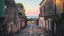 La ciudad uruguaya de Colonia del Sacramento, escenario de un curioso mito sobre rupturas amorosas.