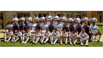 ámbito.com | Aquí están, estos son. El plantel de Los Jaguares, junto a todo el cuerpo técnico y colaboradores, posó para la foto oficial antes del debut en tierras cordobesas.