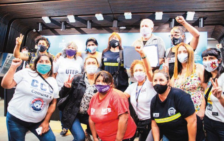 Festejo. Organizaciones piqueteras celebraban ayer la apertura del registro después del acto con Santiago Cafiero.&nbsp;