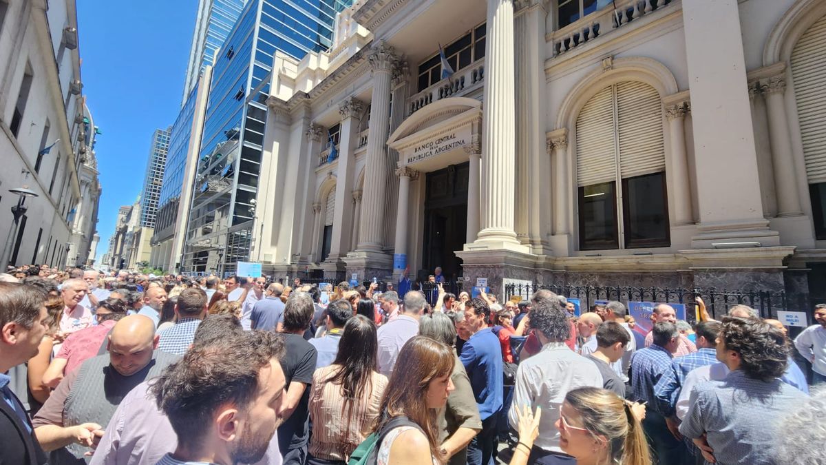 Workers and La Bancaria march against the closure of the BCRA proposed by Javier Milei