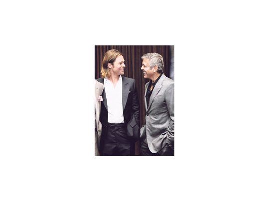 Brad Pitt y George Clooney integran el elenco de estrellas que mañana protagonizará «8», una obra teatral a favor del matrimonio entre personas del mismo sexo, que se podrá ver en directo por internet.