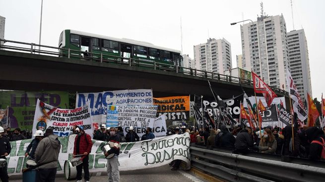 El corte de tránsito en Puente Pueyrredón duró cinco horas.