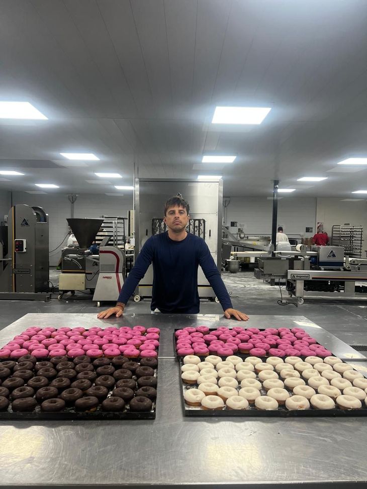 Su empresa, creada en 2012, comenzó con medialunas y ahora emplea a 120 personas, con tres plantas activas y dos en construcción. La compañía busca seguir creciendo y liderar el sector. Su empresa, creada en 2012, comenzó con medialunas y ahora emplea a 120 personas, con tres plantas activas y dos en construcción. La compañía busca seguir creciendo y liderar el sector.