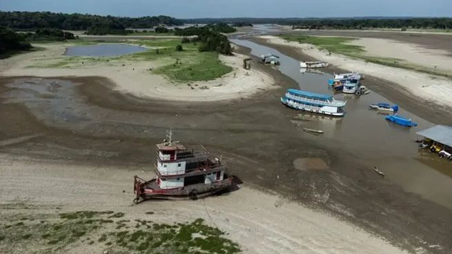 Dramática vista del río Amazonas, con el nivel de agua más bajo de la historia.