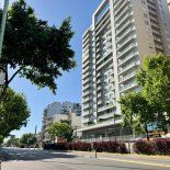 Avenida San Martín, eje central del nuevo desarrollo urbano en La Paternal, con edificios modernos y locales gastronómicos (Foto: Click Aparts) Avenida San Martín, eje central del nuevo desarrollo urbano en La Paternal, con edificios modernos y locales gastronómicos (Foto: Click Aparts)