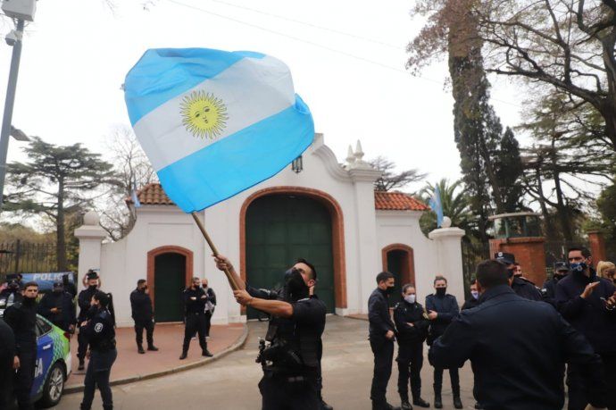 Protesta policías en Olivos