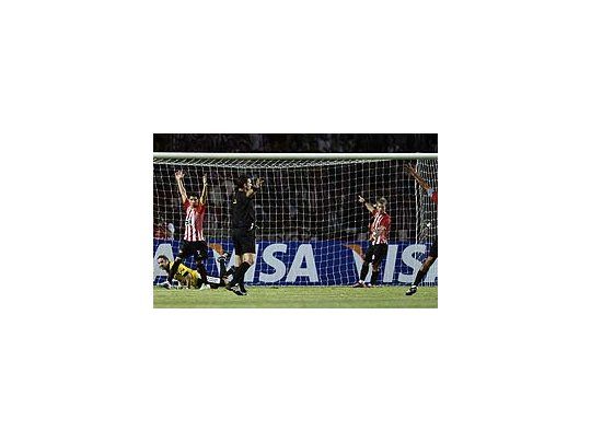 Los jugadores de Estudiantes en el momento delf estejo del único gol del partido, convertido por Pablo Barrientos.