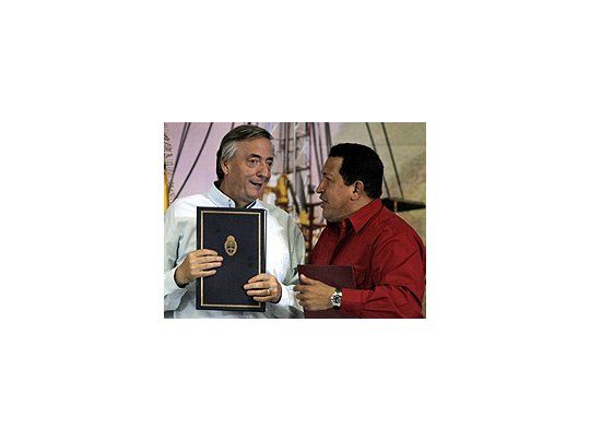 El presidente Kirchner junto a su par venezolano, Hugo Chávez, firmaron diversos acuerdos de intercambio tecnológico y empresarial.