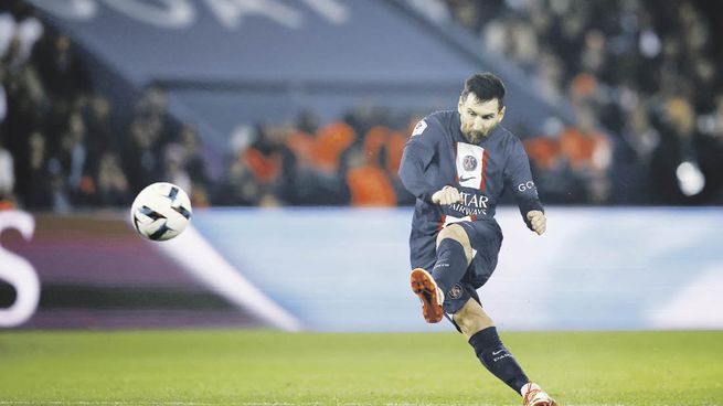 Calidad. La pegada exquisita de Lionel Messi. El remate pegará en el travesaño, en la jugada más clara que tuvo el rosarino.