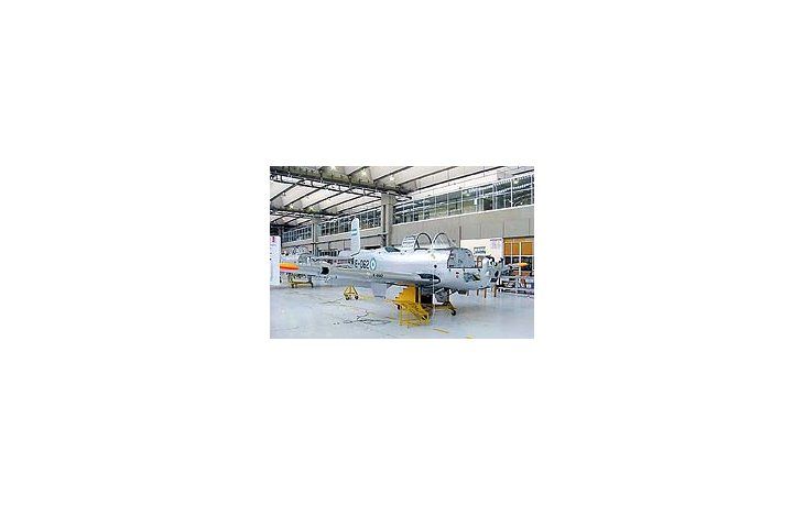 ámbito.com | Los aviones de entrenamiento de la Fuerza Aérea aguardan ser reparados en los hangaresde Córdoba.