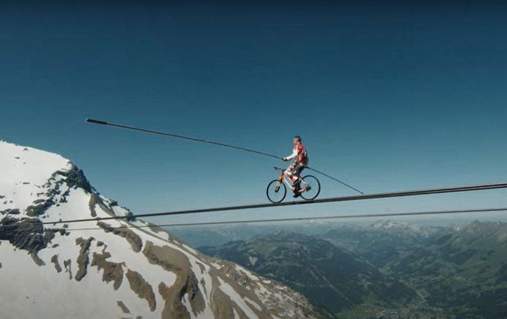 Impresionante show de acrobacias, en los Alpes y a 3.000 metros de altura
