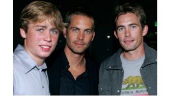Paul Walker y sus hermanos.