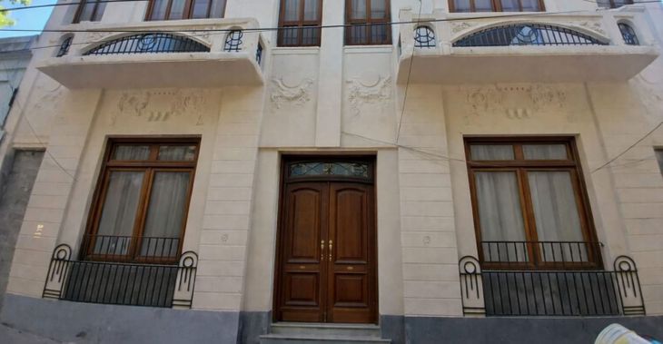 La restauración respetó buena parte de la identidad original del edificio, desde las molduras hasta las aberturas y balcones históricos La restauración respetó buena parte de la identidad original del edificio, desde las molduras hasta las aberturas y balcones históricos
