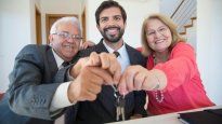 Adultos mayores junto a su hijo en la firma de la escritura que les permite vender la nuda propiedad y conservar el usufructo vitalicio