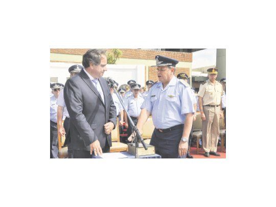 Julio Martínez, ministro de Defensa, le toma juramento ayer al brigadier  Enrique Amreim como nuevo jefe de la Fuerza Aérea. El Gobierno prometió que volverá a existir capacidad operacional.