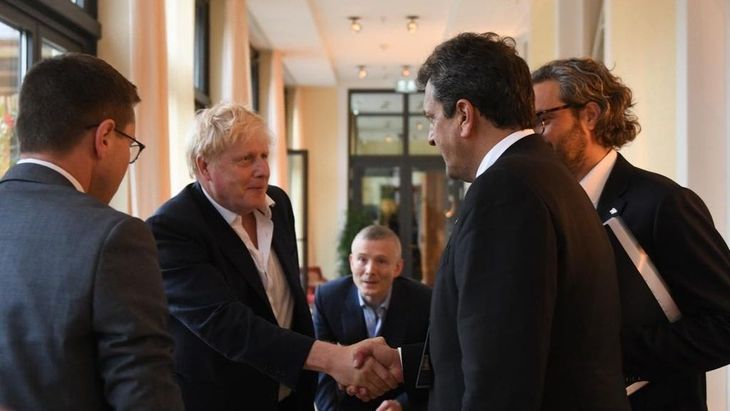 Sergio Massa junto a Boris Johnson en la cumbre del G7. 