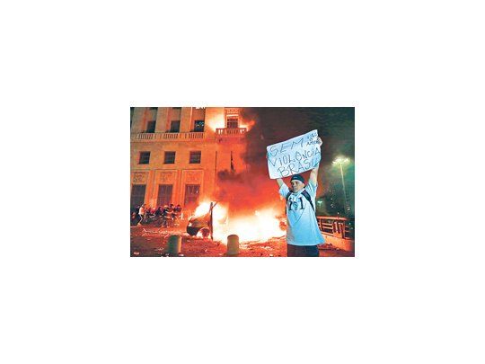 Las protestas de ayer comenzaron de forma pacífica, pero al finalizar se habían registrado enfrentamientos con la Policía, lo que derivó en reyertas entre los propios manifestantes.