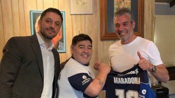 Diego Maradona junto a su abogado Matías Morla y al presidente de Gimnasia Gabriel Pellegrino.&nbsp;