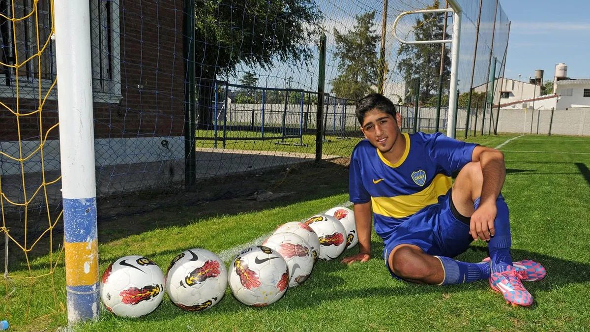 He debuted in Boca, played for Juventus and Barcelona and today goes unnoticed in the B Nacional