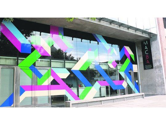 Fachada. La “intervención” del frente del Museo estuvo a cargo de Diego Mur (Buenos Aires, 1970) con su obra “Pipeline” (2017).