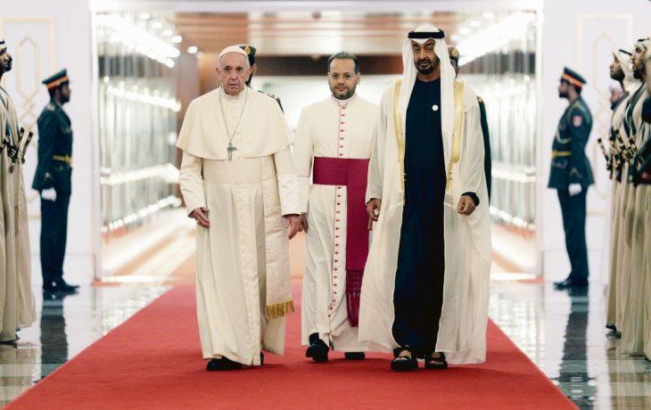 LLEGADA.&nbsp; El Papa fue recibido por el príncipe heredero Mohammed bin Zayed Al Nahyan.