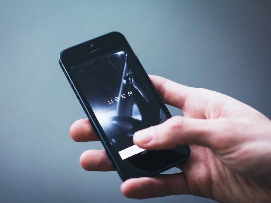 Uber lanzó viajes sin conductores y se disparan sus acciones.