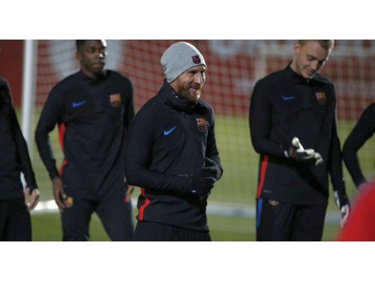 Messi dejó el calor de Argentina para irse a entrenar al frío español. (Foto Prensa Barcelona FC).