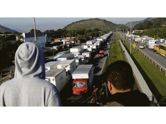 El paro de camioneros ya causa en Brasil desabastecimiento de comida y nafta