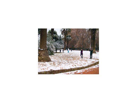 La ciudad de Mendoza también quedó bajo la nieve debido a las bajas temperaturas en toda la zona cordillerana.