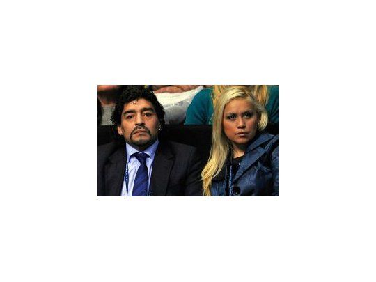 Diego Maradona y su novia Verónica sufrieron un accidente en Ezeiza.