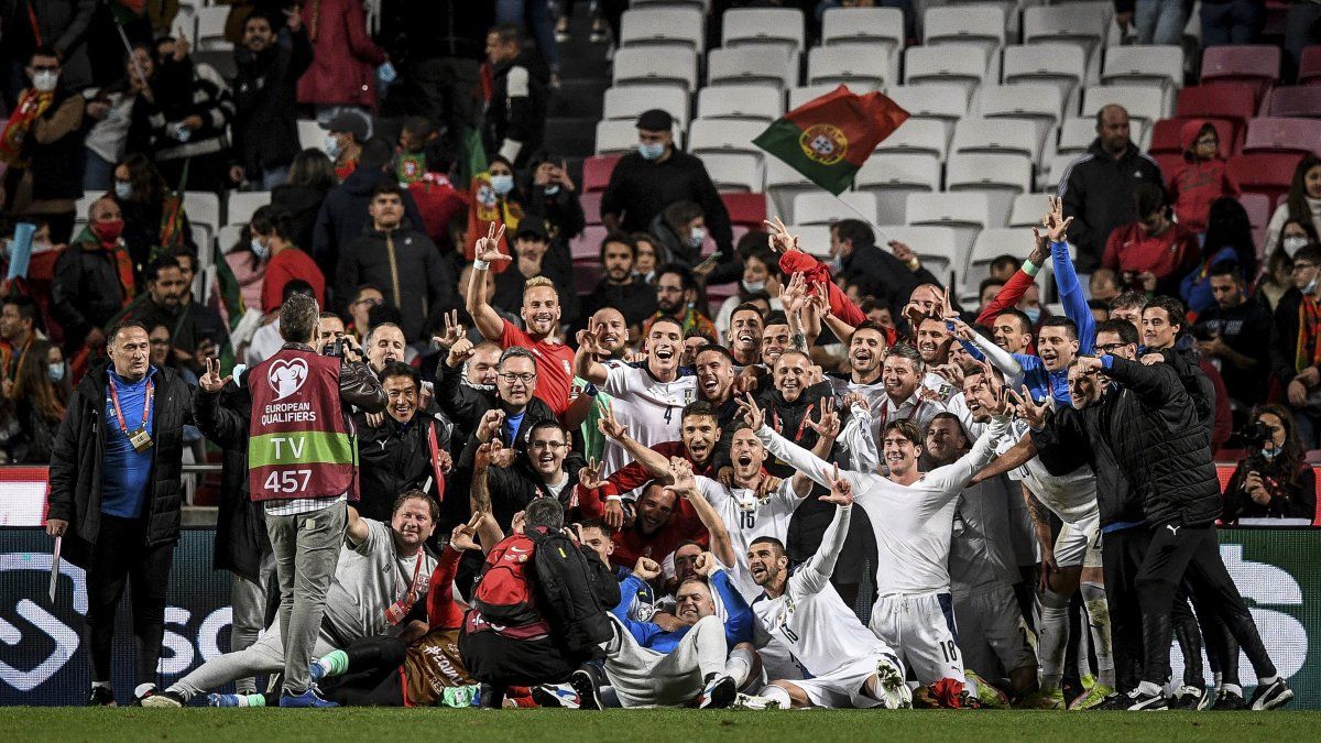 How many teams have qualified for Qatar and how many remain?