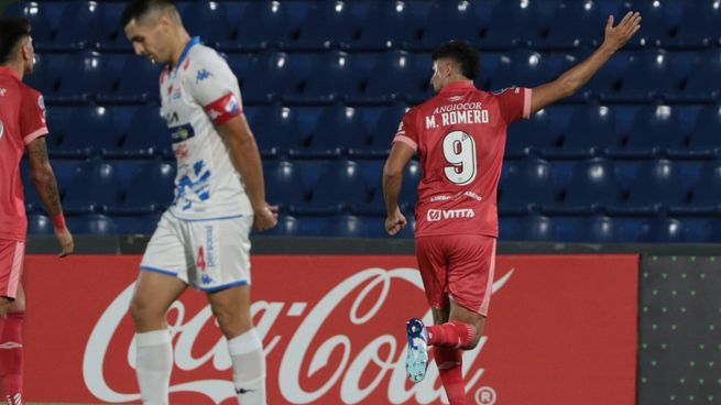 Argentinos Juniors vapuleó a Nacional de Paraguay, en Asunción, con la efectividad de Maxi Romero (foto), autor de un doblete, y la calidad de Alan Lescano, quien anotó el segundo gol.
