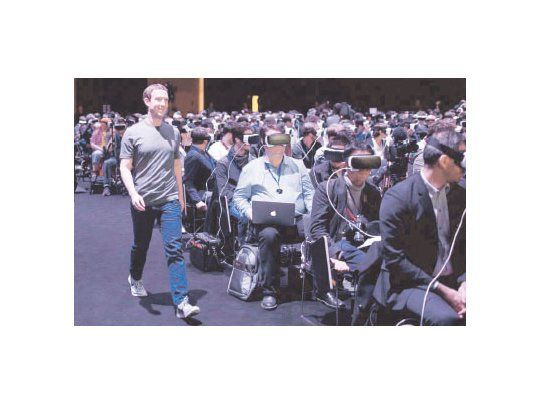 Cuando todos estaban sumergidos en sus anteojos Gear VR, Mark Zuckerber hizo su sorpresivo ingreso en Barcelona para defender la tecnología de la realidad virtual.