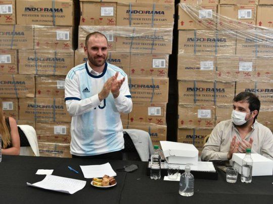 Guzmán visitó la fábrica textil Blue & Yellow SA, en el centro industrial de San Martín, y se puso la camiseta de la Selección sobre su camisa.
