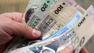 Los salarios del sector privado suben por debajo de los de la administración pública. Los salarios del sector privado suben por debajo de los de la administración pública.