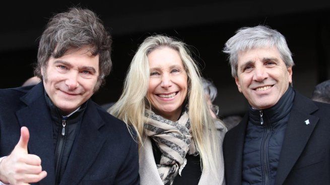 El presidente Javier Milei junto a su hermana Karina y el ministro de Economía, Luis Toto Caputo.&nbsp;