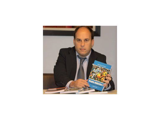 Con su obra. Sebastián Perasso lanzó un nuevo libro de rugby.