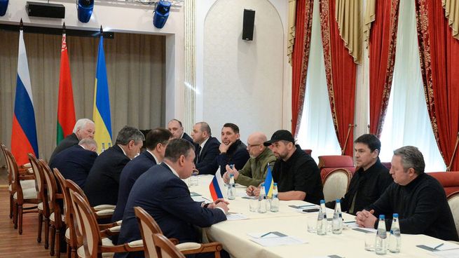 Las delegaciones de Rusia y Ucrania en Bielorrusia este lunes.&nbsp;