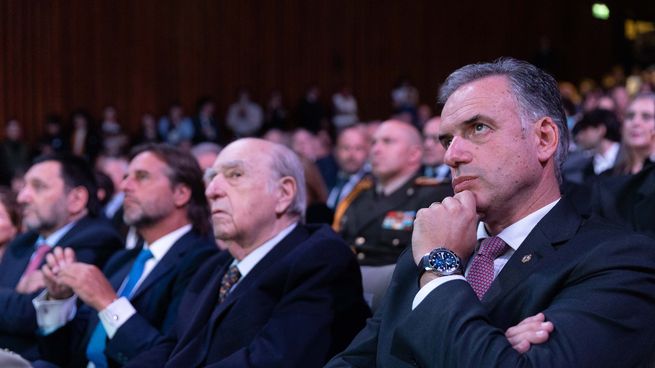 Los expresidente Luis Lacalle Pou, Julio María Sanguinetti y el actual mandatario, Yamandú Orsi en Buenos Aires.