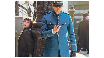 Además de rendir homenaje a George Mélies, en «Hugo», Martin Scorsese elabora una aventura melancólica, ideal para niños grandes, conozcan o no la historia del personaje real que la inspira.