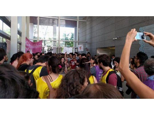 Científicos durante la jornada de protesta del miércoles pasado, en el Ministerio de Ciencia y Tecnología.
