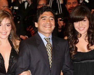 Dalma, Diego y Giannina Maradona en épocas más felices. Las hijas del Diez piden justicia por su muerte.