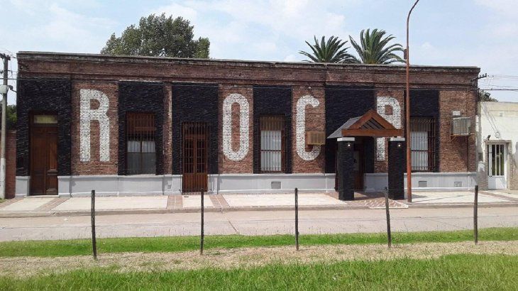 Restaurante típico de Roca, frente a la antigua estación de trenes.