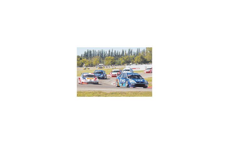 El Ford Focus de Juan Manuel Silva marcó el camino durante casi toda la carrera que se disputó en General Roca.