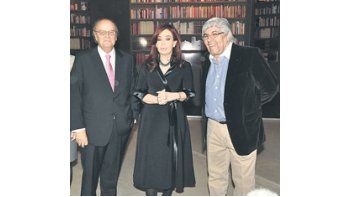 ámbito.com | Tecnópolis el año pasado: José Ignacio de Mendiguren y Hugo Moyano flanquean a la Presidente. Este año, en el mismo lugar, sólo hablará Cristina, Moyano no irá y la UIA deberá compartir la platea con la CGE y la CGERA, favoritas de Moreno.