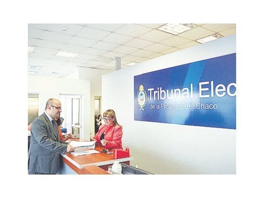 El ministro de Gobierno del Chaco y representantes de la oposición concurrieron ayer ante el Tribunal Electoral para pedir que se investiguen presuntas irregularidades en los padrones.