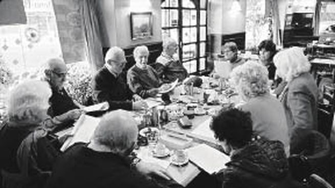 el tiempo perdido. Reunión de personas mayores que leen el vasto clásico literario de Marcel Proust.