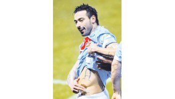 Ezequiel Lavezzi se destacó en la victoria de Napoli sobre Parma por 3 a 1, que le permite soñar con el scudetto.